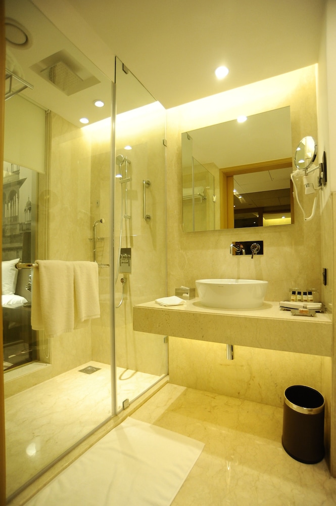Habitación Deluxe King del hotel Pride Plaza Aerocity New Delhi. Foto 6