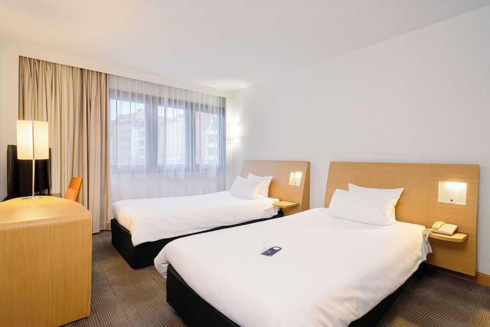 Habitación estándar con 2 camas individuales del hotel Novotel Gdansk Centrum. Foto 2
