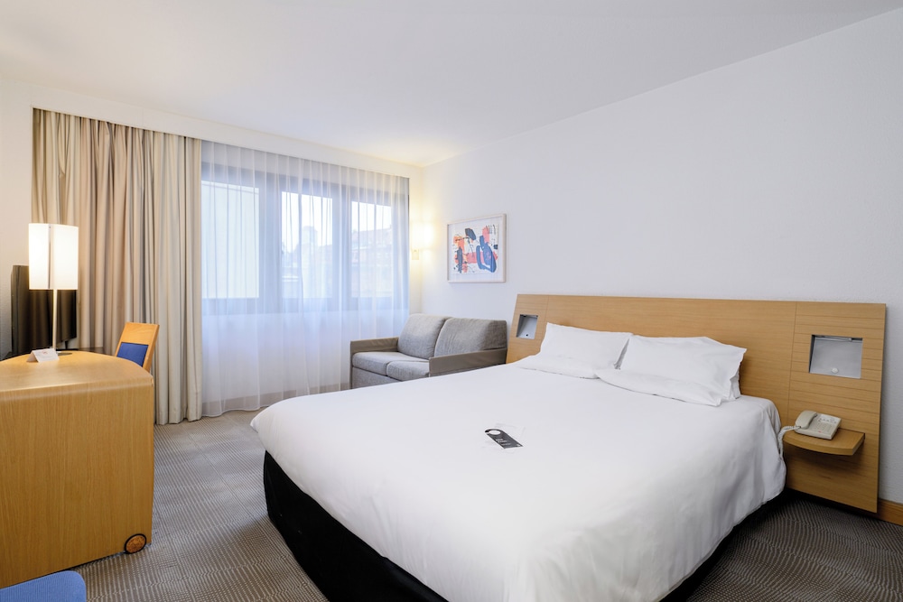 Habitación estándar con 1 cama doble y sofá - cama del hotel Novotel Gdansk Centrum. Foto 1