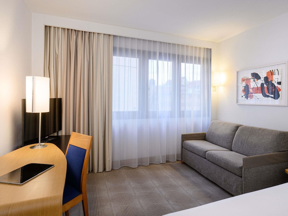 Habitación estándar con 1 cama doble y sofá - cama del hotel Novotel Gdansk Centrum. Foto 3