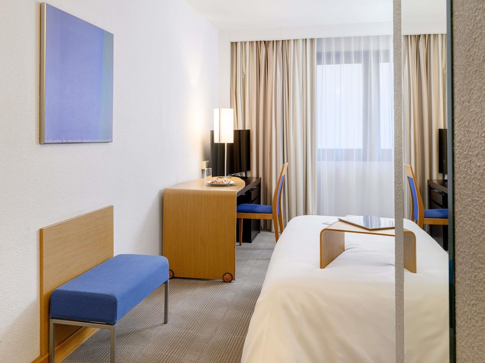 Habitación estándar con 1 cama doble y sofá - cama del hotel Novotel Gdansk Centrum. Foto 4