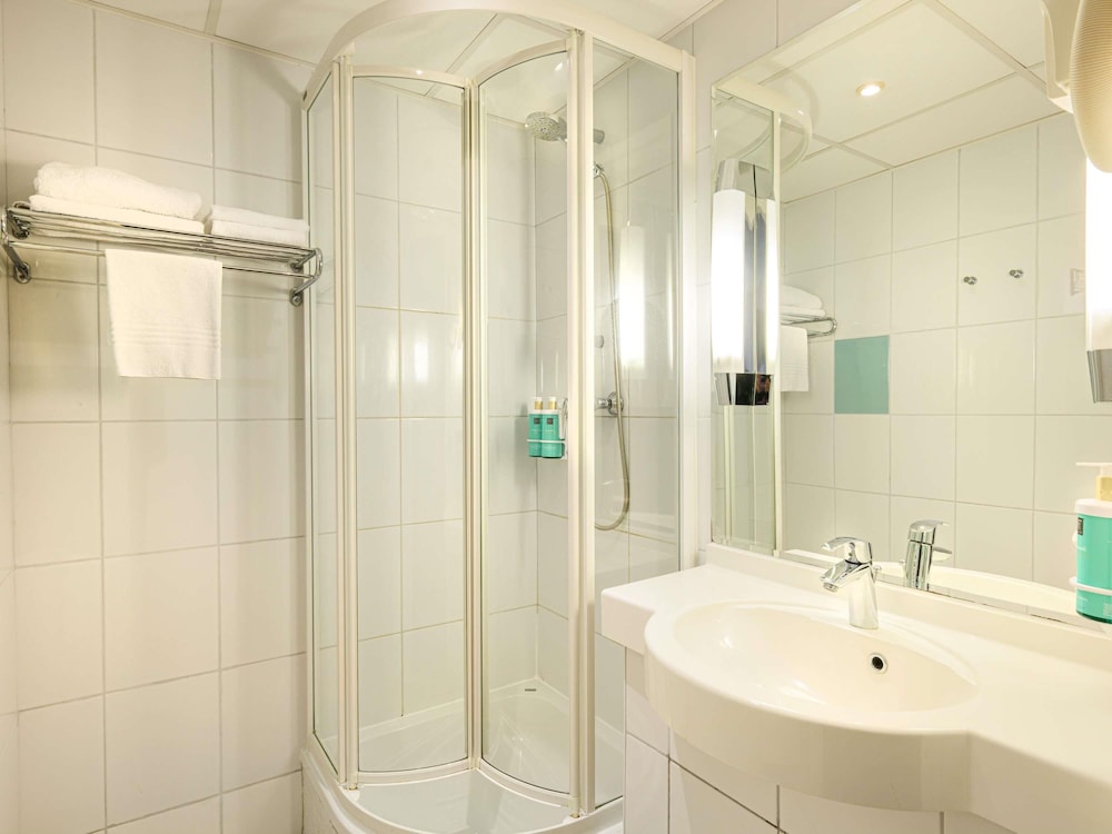 Habitación estándar con 1 cama doble y sofá - cama del hotel Novotel Gdansk Centrum. Foto 5