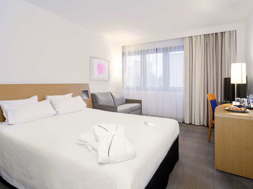 Habitaciones VIP con 1 cama queen - size y un sofá del hotel Novotel Gdansk Centrum
