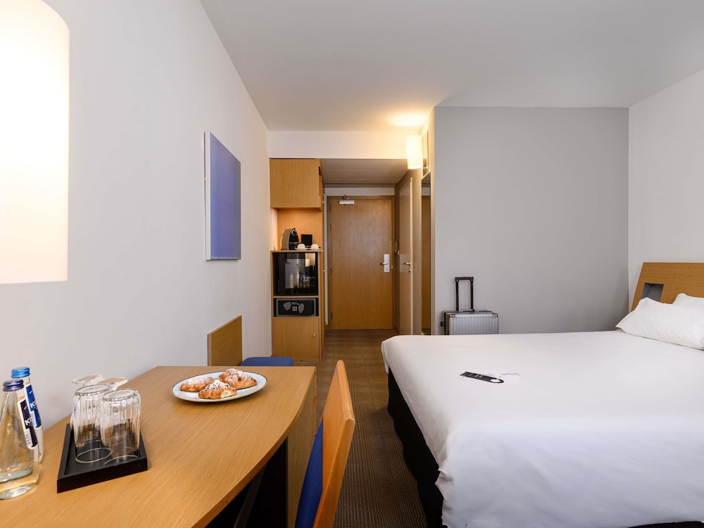 Habitaciones VIP con 1 cama queen - size y un sofá del hotel Novotel Gdansk Centrum. Foto 1