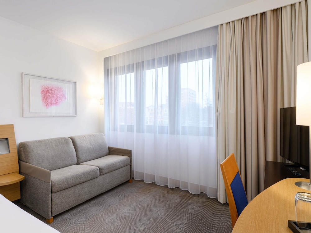 Habitaciones VIP con 1 cama queen - size y un sofá del hotel Novotel Gdansk Centrum. Foto 2