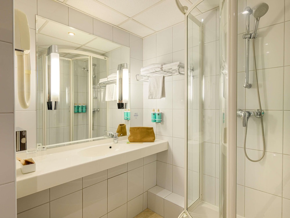Habitaciones VIP con 1 cama queen - size y un sofá del hotel Novotel Gdansk Centrum. Foto 3