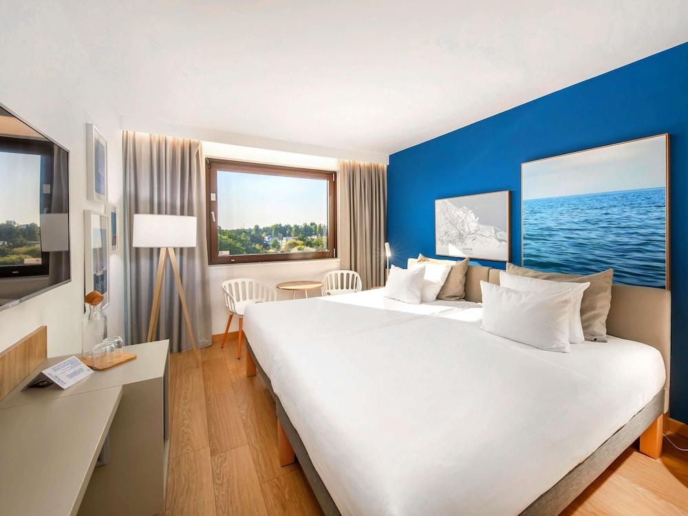 Habitación estándar cómoda con aire acondicionado y cama doble del hotel Novotel Gdansk Marina