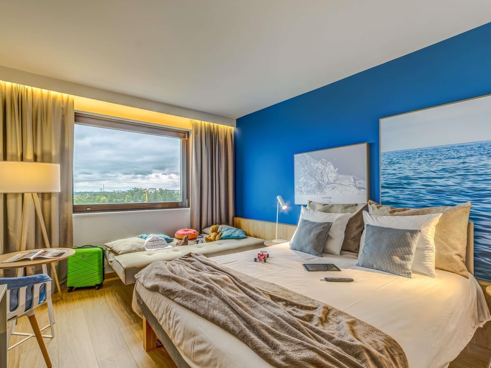 Habitación estándar cómoda con aire acondicionado y cama doble del hotel Novotel Gdansk Marina. Foto 5