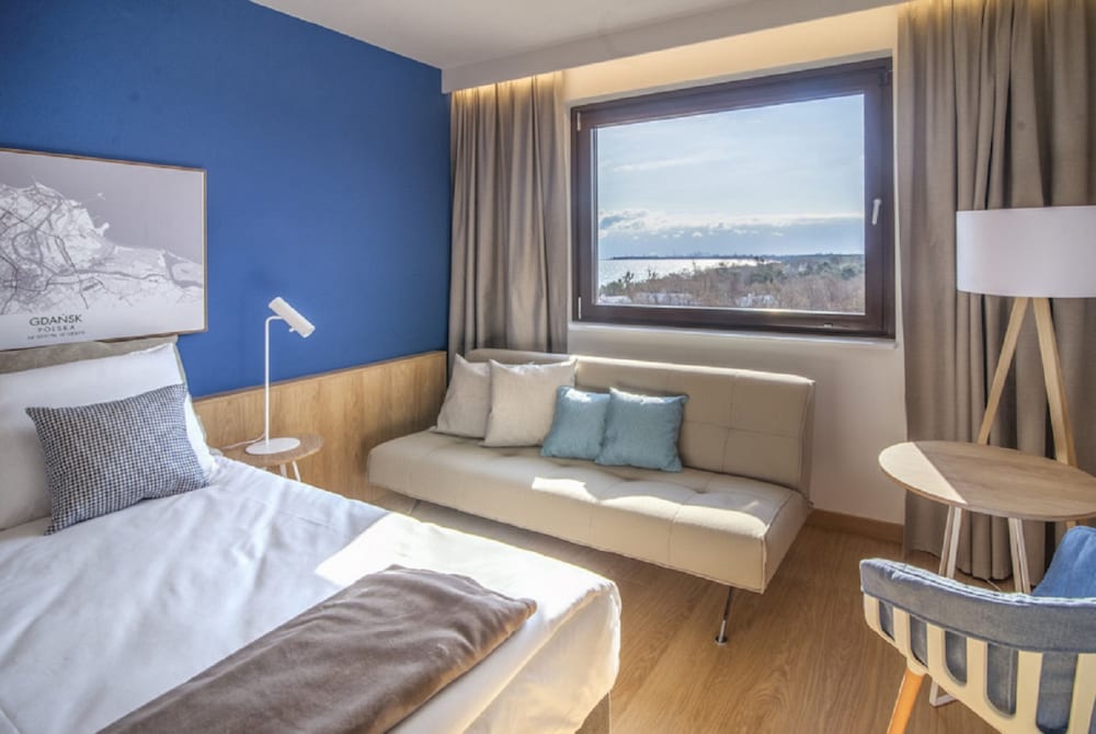 Habitación estándar cómoda con aire acondicionado y cama doble del hotel Novotel Gdansk Marina. Foto 6