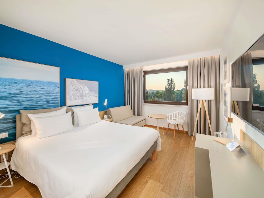 Habitación estándar cómoda con aire acondicionado y sofá - cama del hotel Novotel Gdansk Marina
