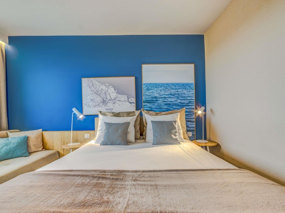 Habitación estándar cómoda con aire acondicionado y sofá - cama del hotel Novotel Gdansk Marina. Foto 2