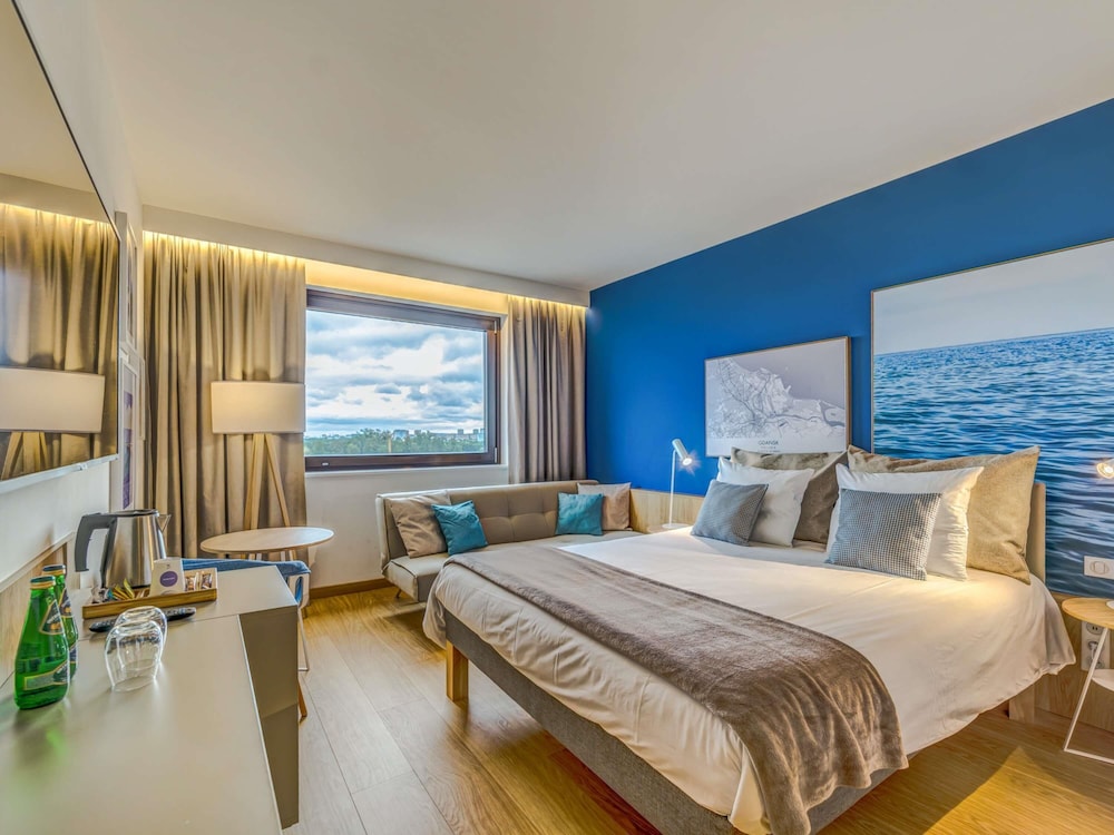 Habitación estándar cómoda con aire acondicionado y sofá - cama del hotel Novotel Gdansk Marina. Foto 3
