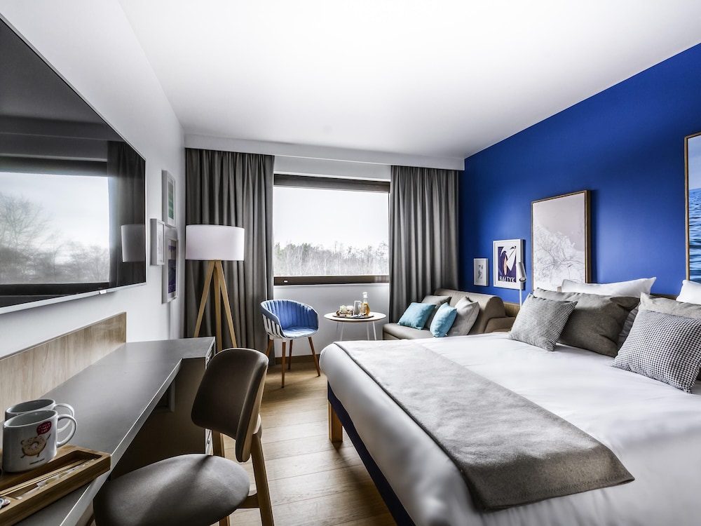 Habitación estándar cómoda con aire acondicionado y sofá - cama del hotel Novotel Gdansk Marina. Foto 4