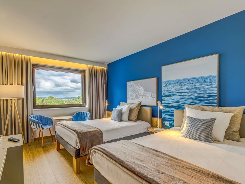 Habitación estándar doble cómoda con aire acondicionado del hotel Novotel Gdansk Marina. Foto 2