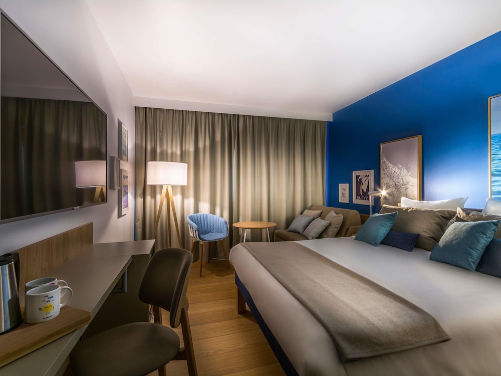 Habitación Superior con 1 cama queen size y sofá, aire acondicionado, en la planta superior del hotel Novotel Gdansk Marina. Foto 3
