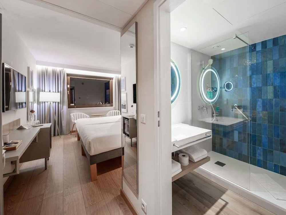 Habitación Superior con cama queen size, vistas directas al mar, sofá y aire acondicionado del hotel Novotel Gdansk Marina. Foto 4