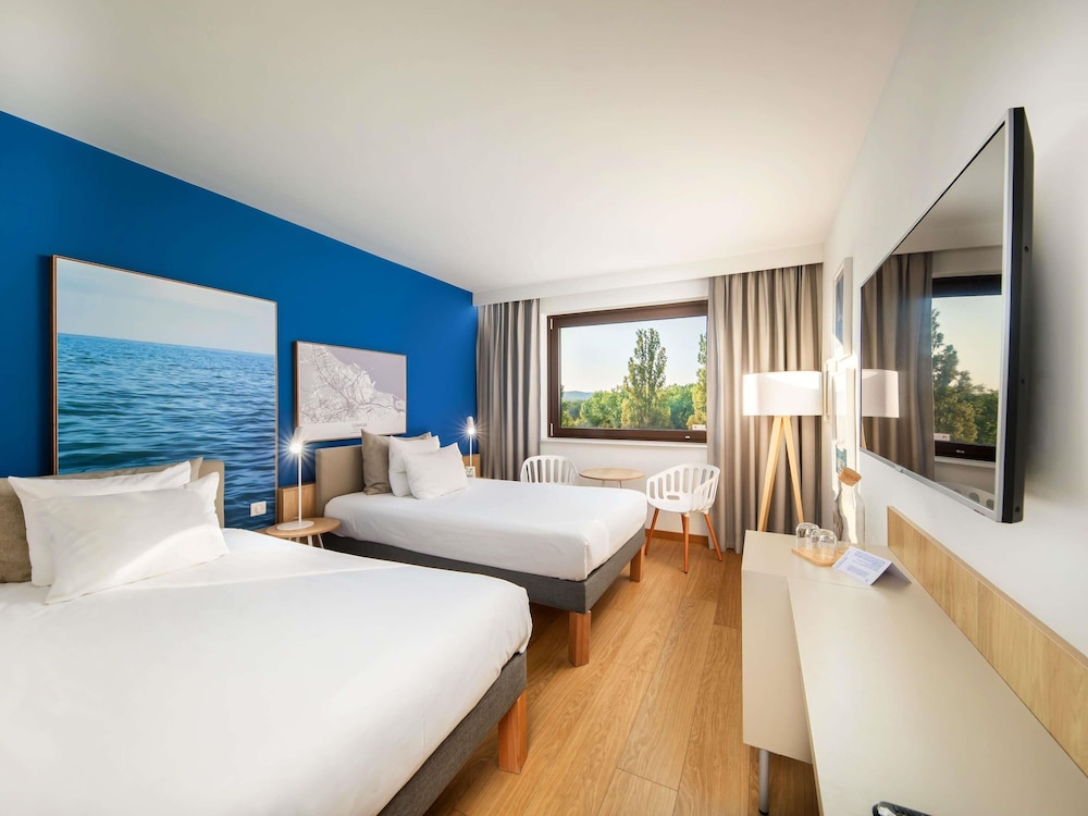 Habitación Superior con dos camas individuales, vistas centrales al mar, aire acondicionado del hotel Novotel Gdansk Marina. Foto 2