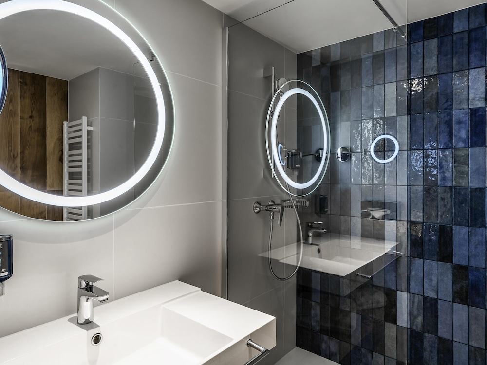 Habitación Superior con dos camas individuales, vistas centrales al mar, aire acondicionado del hotel Novotel Gdansk Marina. Foto 7