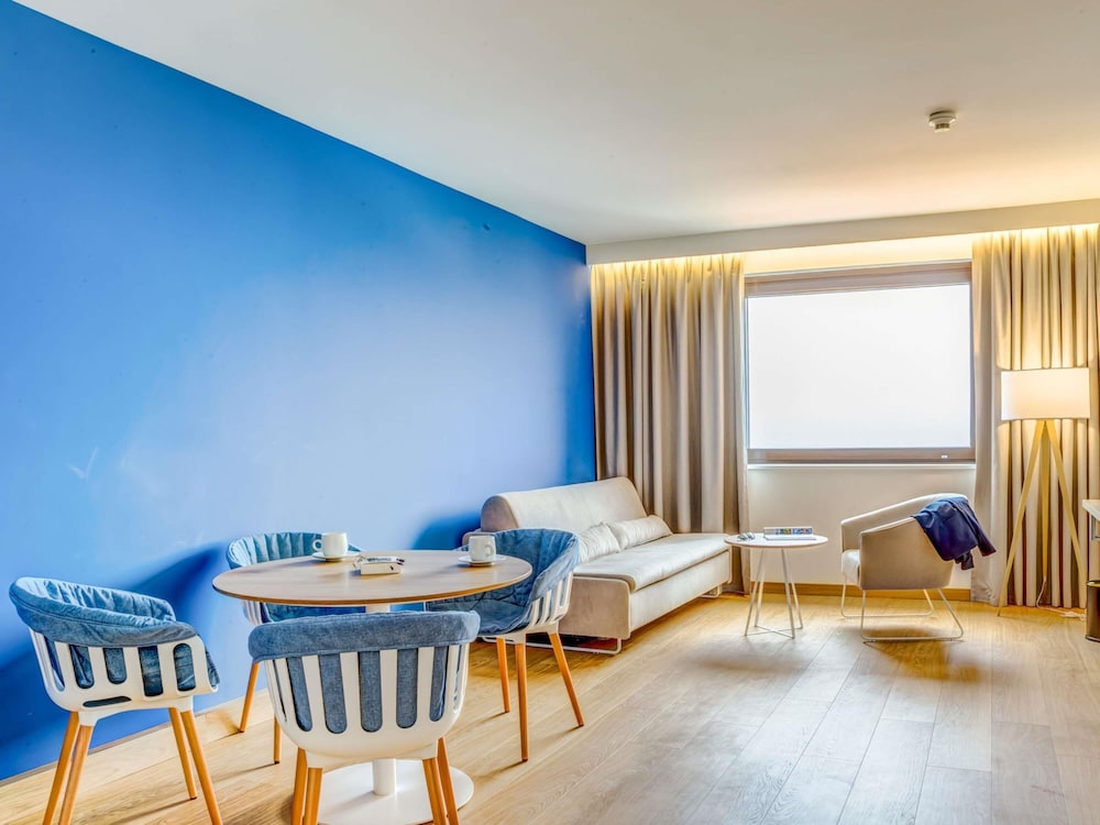 Suite moderna con dos habitaciones separadas: dormitorio y salón. Aire acondicionado del hotel Novotel Gdansk Marina