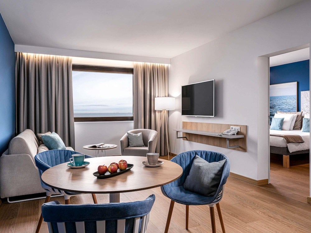 Suite moderna con dos habitaciones separadas: dormitorio y salón. Aire acondicionado del hotel Novotel Gdansk Marina. Foto 2