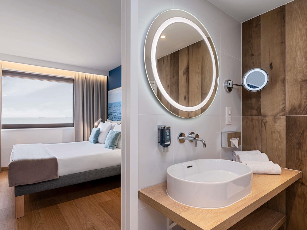 Suite moderna con dos habitaciones separadas: dormitorio y salón. Aire acondicionado del hotel Novotel Gdansk Marina. Foto 3