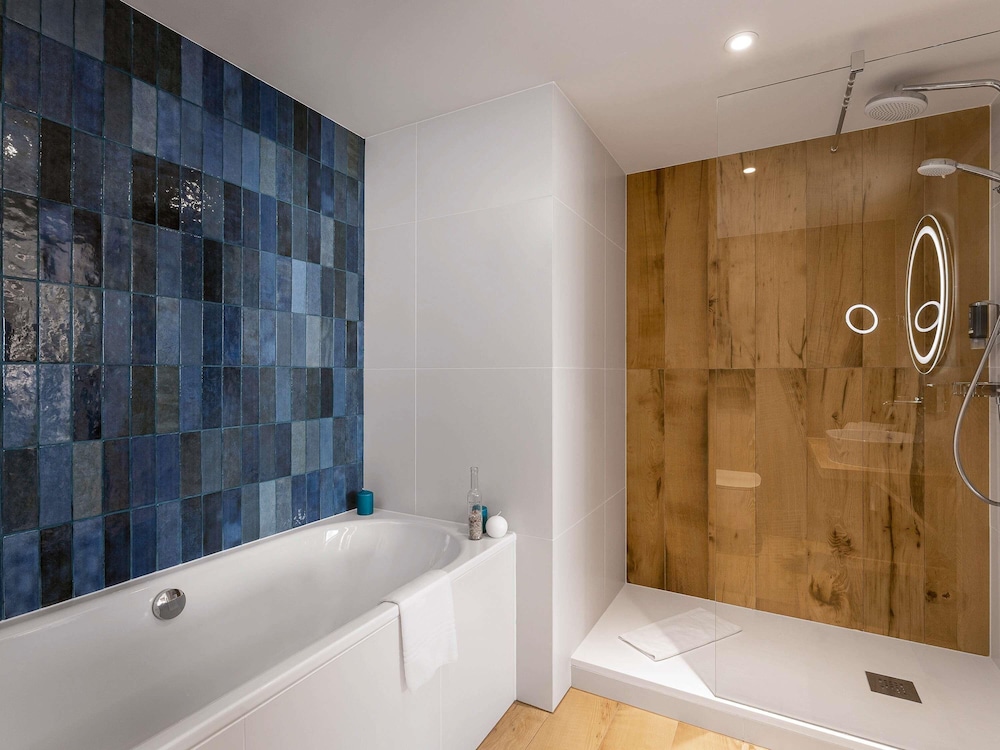 Suite moderna con dos habitaciones separadas: dormitorio y salón. Aire acondicionado del hotel Novotel Gdansk Marina. Foto 4
