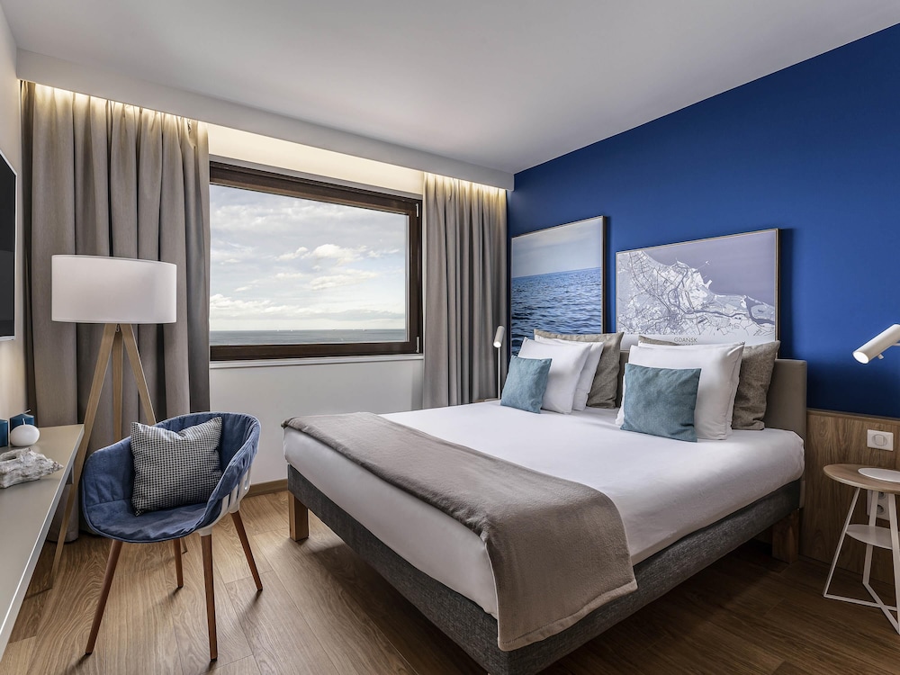 Suite moderna con dos habitaciones separadas: dormitorio y salón. Aire acondicionado del hotel Novotel Gdansk Marina. Foto 5