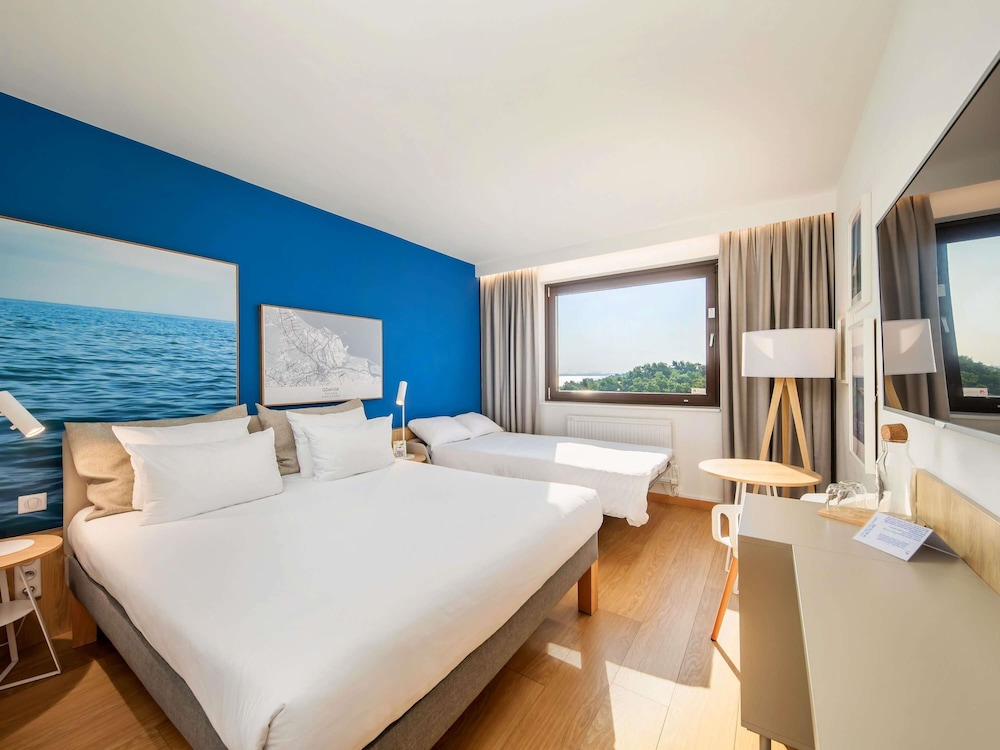 Habitación estándar cómoda con aire acondicionado y cama doble del hotel Novotel Gdansk Marina. Foto 8
