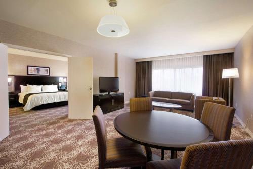 Suite de 1 dormitorio con cama grande y sofá cama - No fumadores del hotel Doubletree By Hilton Binghamton