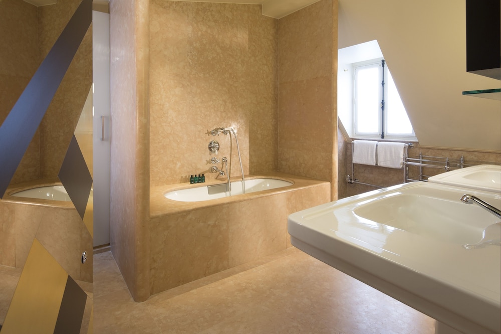 Suite, acceso gratuito al Spa bajo petición del hotel Saint-marc. Foto 2