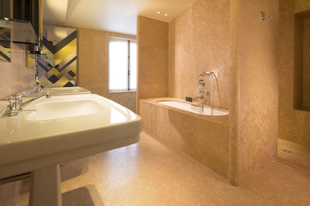 Suite, acceso gratuito al Spa bajo petición del hotel Saint-marc. Foto 3
