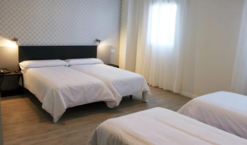 Habitación Cuádruple Estándar del hotel Urban Dream Nevada. Foto 3