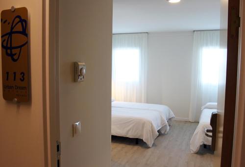 Habitación Triple Estándar del hotel Urban Dream Nevada. Foto 2