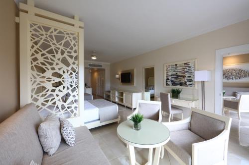 Suite Junior Deluxe del hotel Bahia Principe Fantasia Punta Cana - All Inclusive