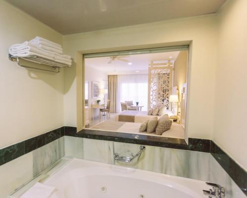Suite Junior Deluxe del hotel Bahia Principe Fantasia Punta Cana - All Inclusive. Foto 3
