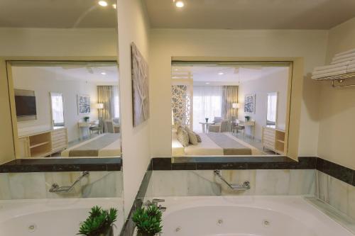Suite Junior Deluxe con vistas al castillo del hotel Bahia Principe Fantasia Punta Cana - All Inclusive. Foto 4