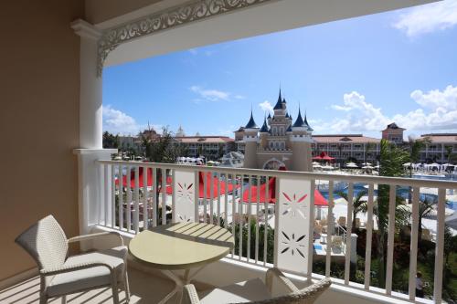 Suite Junior Deluxe - Frente al castillo del hotel Bahia Principe Fantasia Punta Cana - All Inclusive. Foto 4