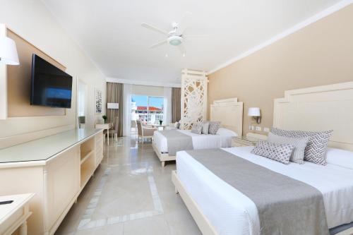 Suite Junior Deluxe - Frente al castillo del hotel Bahia Principe Fantasia Punta Cana - All Inclusive. Foto 6