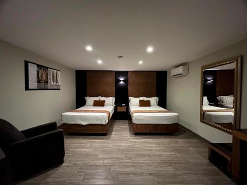Habitación Doble Estándar con 2 camas dobles y sin vistas del hotel Dali Ejecutivo. Foto 1