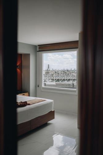 Habitación Superior con cama extragrande y vistas del hotel Dali Ejecutivo