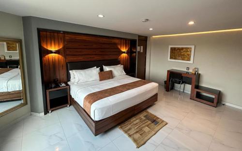 Habitación Superior con cama extragrande y vistas del hotel Dali Ejecutivo. Foto 6