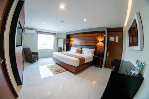 Habitación Superior con cama extragrande y vistas del hotel Dali Ejecutivo. Foto 7