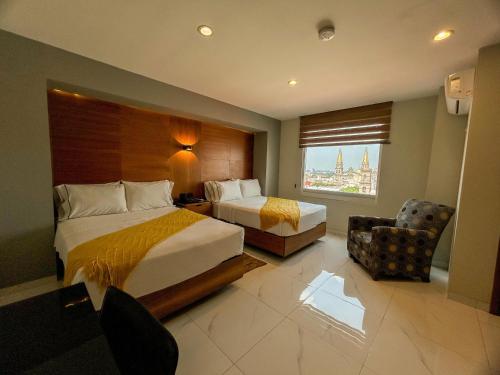 Habitación Doble Superior con 2 camas dobles y vistas del hotel Dali Ejecutivo