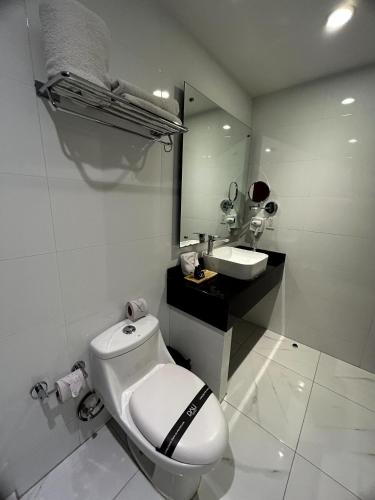 Habitación Doble Superior con 2 camas dobles y vistas del hotel Dali Ejecutivo. Foto 8