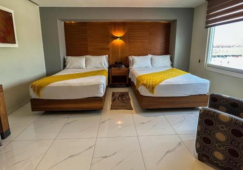 Habitación Doble Superior con 2 camas dobles y vistas del hotel Dali Ejecutivo. Foto 10