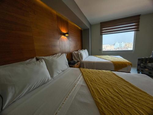 Habitación Doble Superior con 2 camas dobles y vistas del hotel Dali Ejecutivo. Foto 12