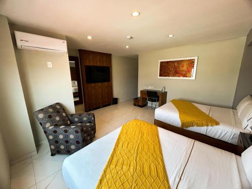 Habitación Doble Superior con 2 camas dobles y vistas del hotel Dali Ejecutivo. Foto 13