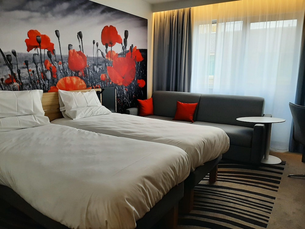 Habitación superior con dos camas individuales: 2 camas individuales + 1 sofá - cama del hotel Novotel Ieper Centrum Flanders Fields