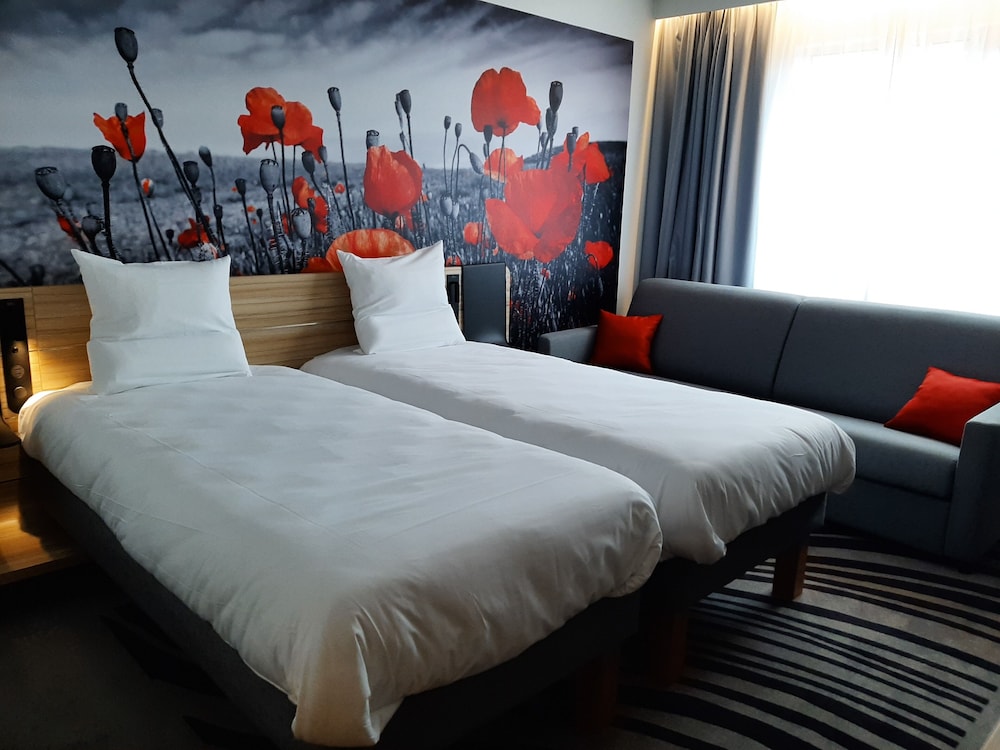 Habitación superior con dos camas individuales: 2 camas individuales + 1 sofá - cama del hotel Novotel Ieper Centrum Flanders Fields. Foto 1