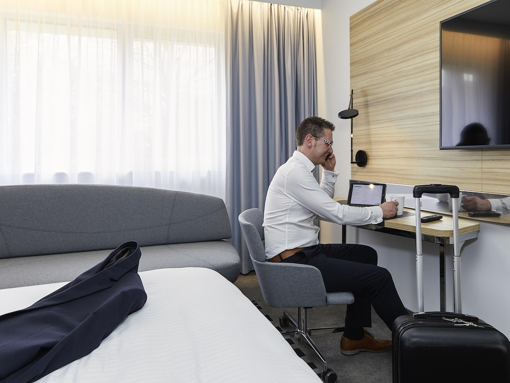 Habitación superior con cama doble: 1 cama doble del hotel Novotel Ieper Centrum Flanders Fields. Foto 1